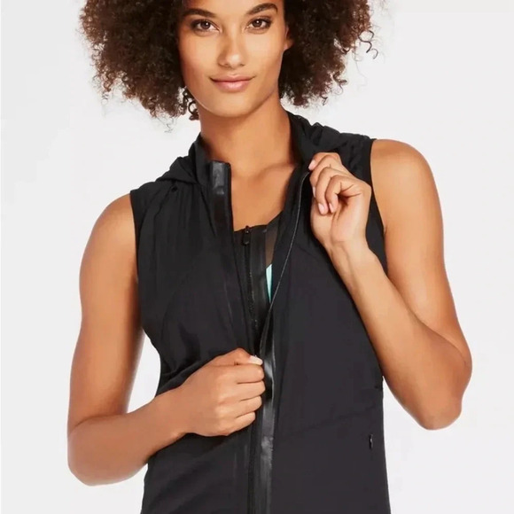 Fabletics Black Nylon Kennedy Vest Black Size Medium Mesh Lining Hooded Sporty - Picture 1 of 9